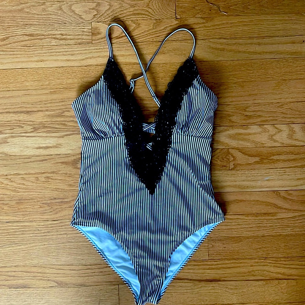 Only worn once! Cupshe L blackand white striped w/lace front one-piece